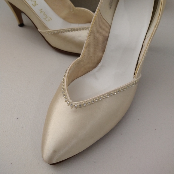 Gorgeous cream heels with rhinestone studs - Picture 2 of 11